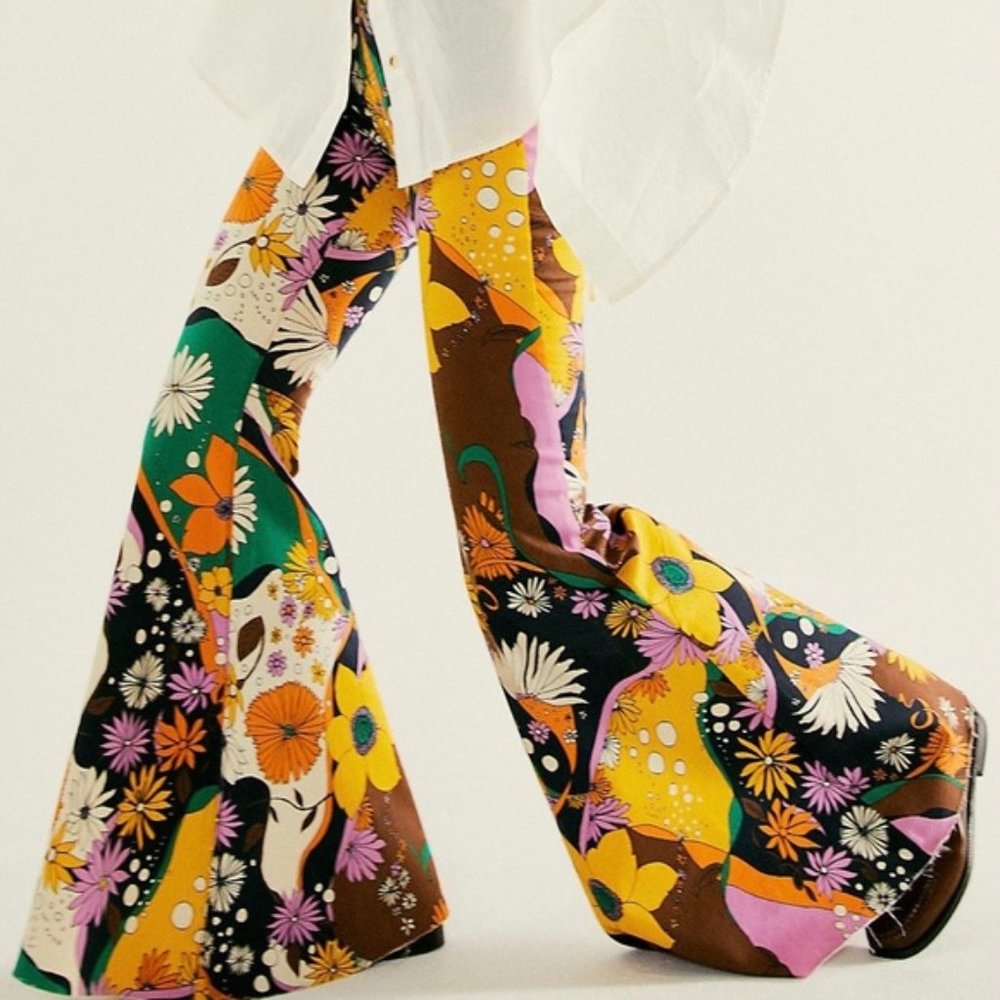 New rare psychedelic Free People just float on flare jeans 25